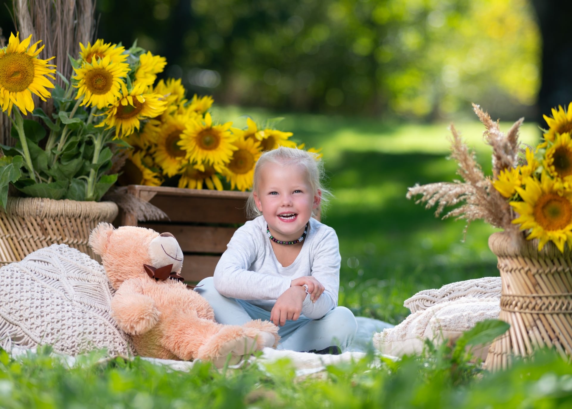 Kind lacht auf der Picknickdecke