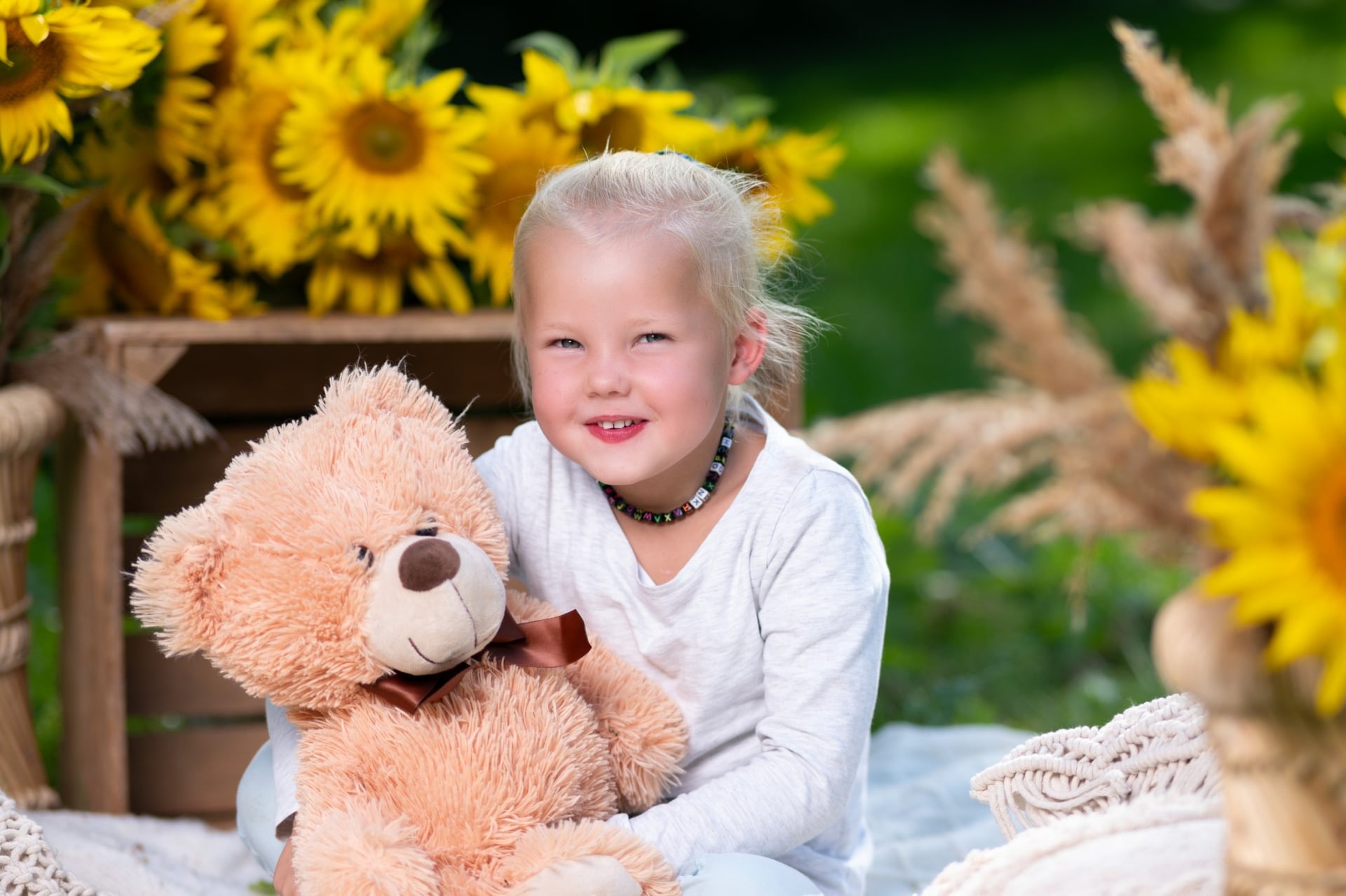 Kind hält einen Teddybären