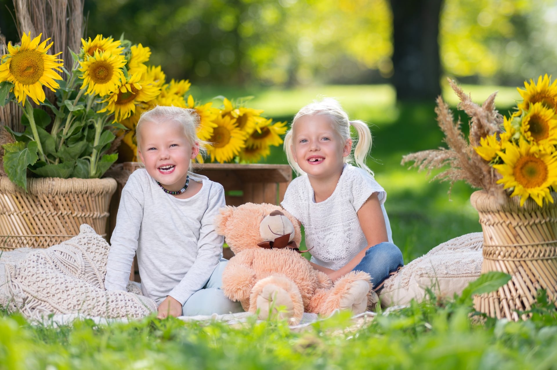 Zwei Schwestern mit Teddybär